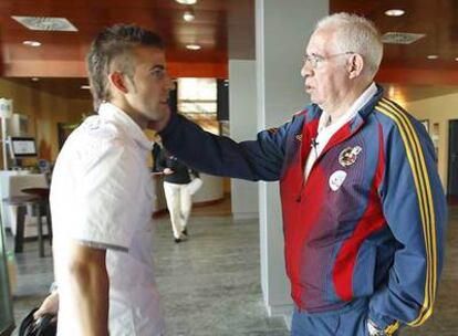 Luis Aragonés saluda a Luis García ayer a la llegada de éste a la concentración de Las Rozas.