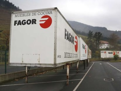 Caravanas de Fagor en un parking de la empresa.
