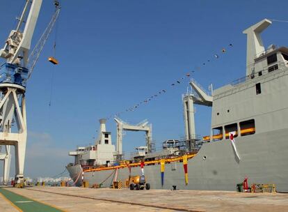 El buque <i>Cantabria</i>, ayer en los muelles de los astilleros de Puerto Real.
