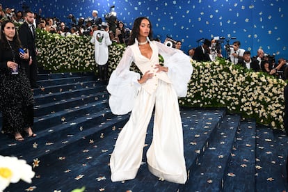 Aktris Laura Harrier yelek tasarımı, bombalama pantolonu ve disk döneminin yüzme kolları.