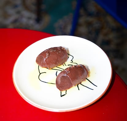 Ganache de chocolate con AOVE y anchoas Hazas del restaurante Native, en Lastres, Asturias.