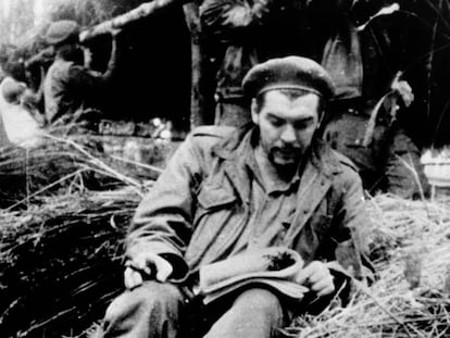 Ernesto &#039;Che&#039; Guevara leyendo en el Congo en 1965.