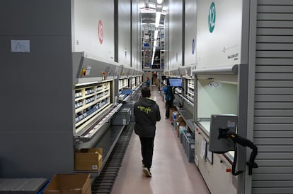 Los armarios verticales robotizados con los que cuenta el almacén de Craftelier en Santa Olaja de la Ribera (León).