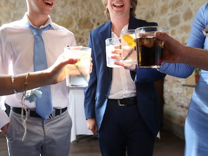 Un grupo de jóvenes beben alcohol en una fiesta.