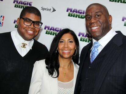 EJ Johnson junto a sus padres, Lisa y Magic Johnson.