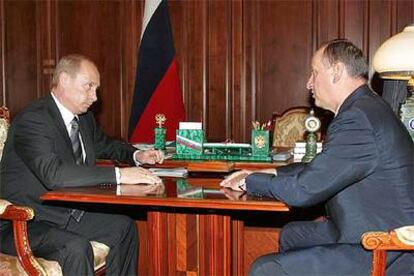 El jefe del espionaje ruso, Nikolái Pátrushev (derecha) informa a Putin en el Kremlin de la muerte de Basáyev.