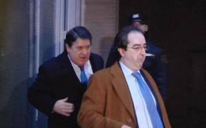 Imagen tomada de televisión del expresidente de Bancaja, José Luis Olivas (i), a su salida de la Audiencia Nacional tras declarar como imputado ante el juez Fernando Andreu por el caso Bankia, en diciembre de 2012. EFE/Archivo