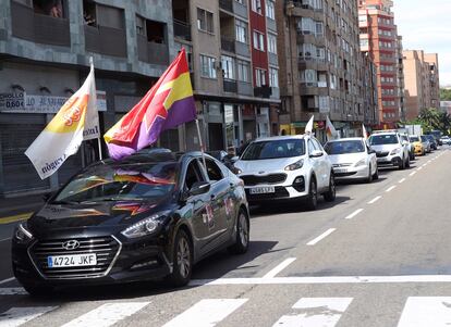 Manifestación de caravana de coches en Zaragoza por el Primero de Mayo, en defensa de los derechos de los trabajadores. EFE/Javier Cebollada