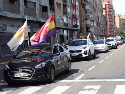 Manifestación de caravana de coches en Zaragoza por el Primero de Mayo, en defensa de los derechos de los trabajadores. EFE/Javier Cebollada