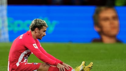 Antoine Griezmann se lamenta durante el Barcelona-Atlético (1-0) disputado este domingo.