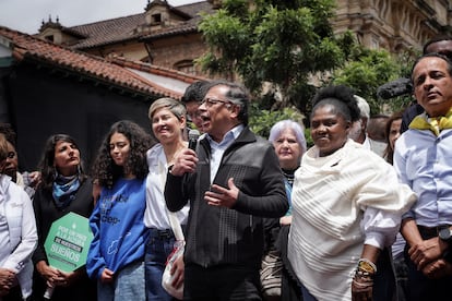 En los días previos a esta movilización, Petro había anunciado que se uniría a la marcha, solo que en esta ocasión no lo haría desde el balcón del Palacio de Nariño, sino desde la calle.