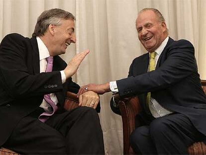 El presidente argentino, Néstor Kirchner, conversa con el rey Juan Carlos ayer en Montevideo.