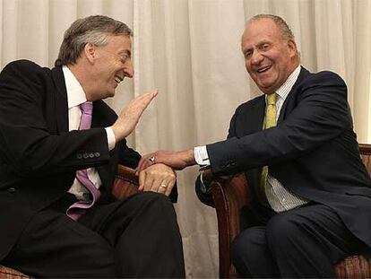 El presidente argentino, Néstor Kirchner, conversa con el rey Juan Carlos ayer en Montevideo.