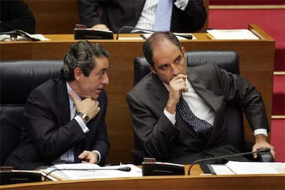 Francisco Camps y Víctor Campos, ayer en el pleno de la Cortes.