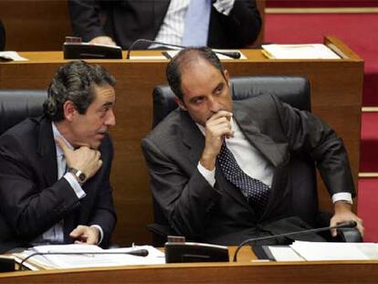 Francisco Camps y Víctor Campos, ayer en el pleno de la Cortes.