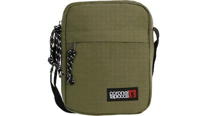 Esta bandolera para hombre esta disponible en siete colores.