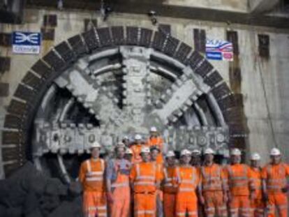 Un grupo de empleados de Dragados posa ante la tuneladora Elisabeth a su llegada a Canary Wharf. 