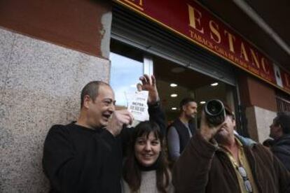 Nicolás Jiménez exhibe, en Vilassar de Mar, el número agraciado.