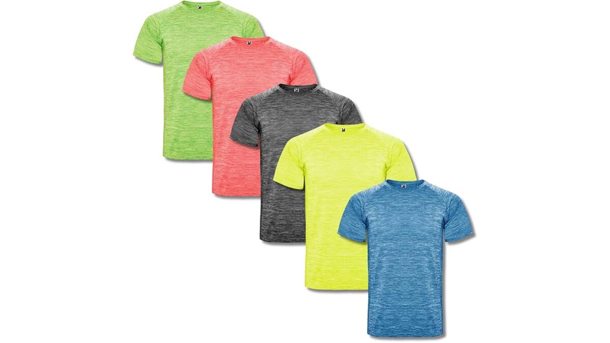 Incluye cinco camisetas en colores diferentes.