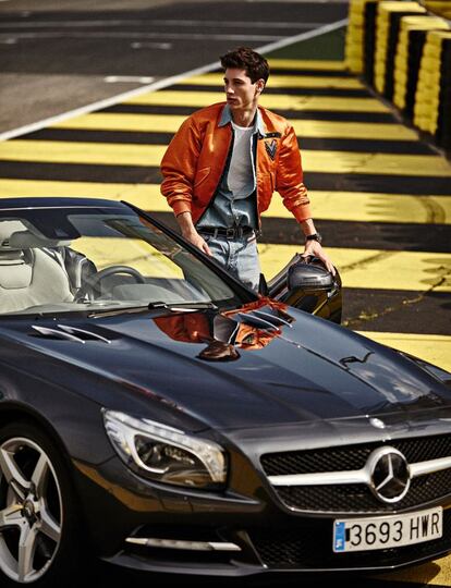 Chaqueta tipo ‘bomber’ de Louis Vuitton, camisa y pantalón ‘denim’ de Levi’s, cinturón de Prada y reloj Omega Moon Racer. El coche es un Mercedes SL. Estilismo de Nono Vázquez.