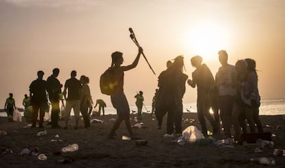 Amanecer en la playa de la Barceloneta, Barcelona tras la noche de San Juan.