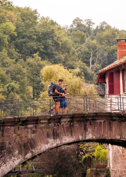 Dos peregrinos en el puente sobre el río Nive.