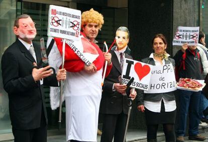 Parodia de denuncia contra los recortes sociales, en Bilbao.