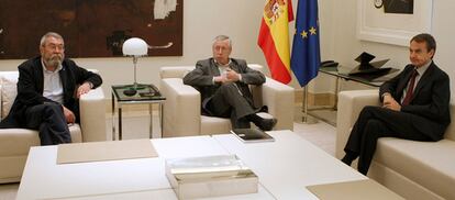 El presidente del Gobierno, José Luis Rodríguez Zapatero, durante la reunión en La Moncloa con los líderes de Comisiones Obreras, Ignacio Fernández Toxo, y de UGT, Cándido Méndez.