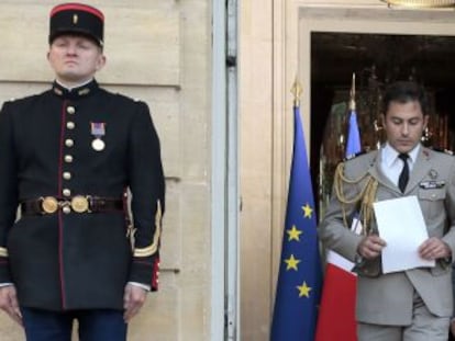 El primer ministro franc&eacute;s, Jean-Marc Ayrault (izquierda), el lunes en Par&iacute;s.