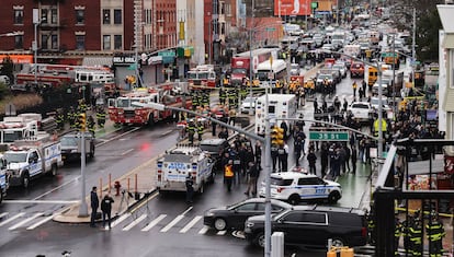 La policía de la ciudad de Nueva York, el Departamento de Bomberos de la ciudad de Nueva York y funcionarios federales en la escena del tiroteo.