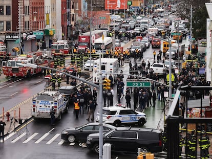 La policía de la ciudad de Nueva York, el Departamento de Bomberos de la ciudad de Nueva York y funcionarios federales en la escena del tiroteo.