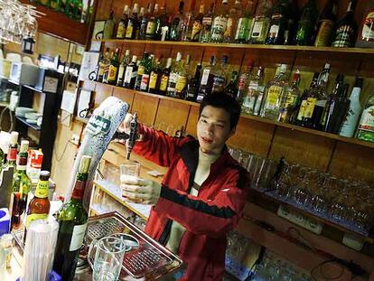 Xiaochiao Chen, el camarero del bar La Fuentecilla, en la calle de Toledo.
