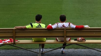 Xavi y Casillas conversan durante un entrenamiento.