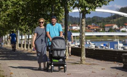 Ángela y Eriz, madre y hermano de Jon, paseando junto a la ría de Plentzia.