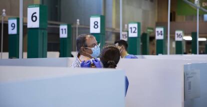 Un hombre tras recibir la vacuna en la primera jornada de vacunación ante el Covid-19 en el Estadio de La Cartuja de Sevilla, (Andalucía, España).