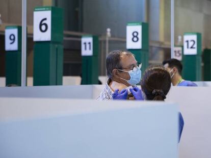 Un hombre tras recibir la vacuna en la primera jornada de vacunación ante el Covid-19 en el Estadio de La Cartuja de Sevilla, (Andalucía, España).