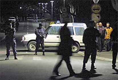 Unidades especiales de la policía serbia protegen la salida de un coche en el que presuntamente viajaba el ex presidente Slobodan Milosevic.