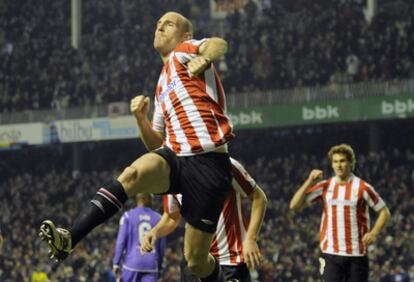 Toquero celebra uno de sus dos goles en el partido Athletic-Valladolid.