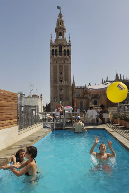 Bañistas ayer en la piscina de un hotel junto a la Giralda de Sevilla, donde se llegó a 42 grados.