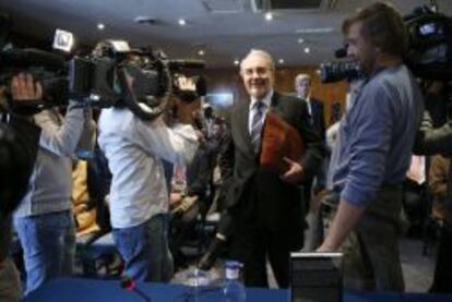 GRA138. MADRID, 19/11/2013.- El exvicepresidente econ&oacute;mico, Pedro Solbes, a su llegada a la presentaci&oacute;n de su libro &quot;Recuerdos&quot;, donde ha asegurado que de su etapa en el Gobierno de Jos&eacute; Luis Rodr&iacute;guez Zapatero se arrepiente de haber aceptado presentarse a las elecciones de 2008 en las listas del PSOE y ha explicado que para entonces ya eran evidentes sus diferencias en materia de pol&iacute;tica econ&oacute;mica con Zapatero. EFE/Juan Carlos Hidalgo