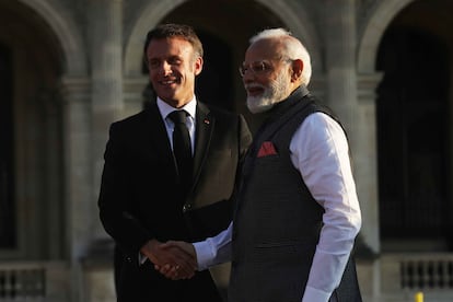 El presidente francés, Emmanuel Macron, saluda a Narendra Modi, primer ministro de la India, el pasado 14 de julio en París.