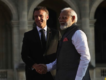 El presidente francés, Emmanuel Macron, saluda a Narendra Modi, primer ministro de la India, el pasado 14 de julio en París.