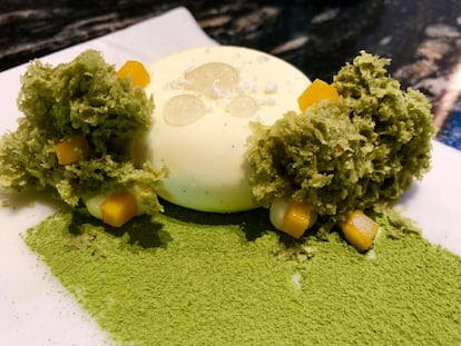 JARDIN ZEN DE CHOCOLATE BLANCO, VAINILLA Y BRIOCHE DE TÉ MACHA RELLENO DE LIMÓN / CAPEL