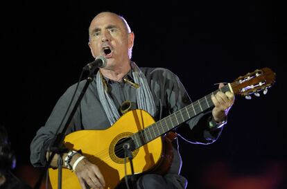 El cantautor catalán Lluis Llach actúa durante la última manifestación convocada antes del referéndum del 1-O en Barcelona.  