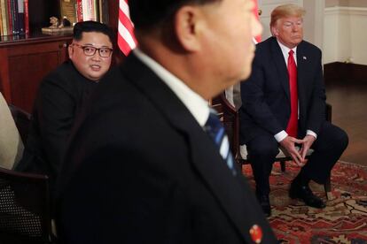 El presidente de los Estados Unidos, Donald Trump sentado junto al líder norcoreano, Kim Jong-un, momentos antes de la reunión bilateral entre ambos países.