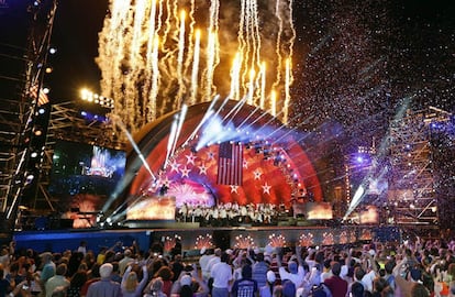 Los fuegos artificiales se disparan desde el Shell Hatch de Boston.