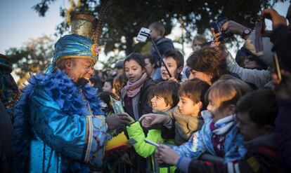 Baltasar recoge cartas de los niños hace un año en Barcelona.