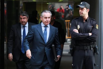 Former Caja Madrid chairman Miguel Blesa leaves the High Court after testifying in the undeclared credit card investigation.