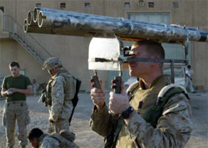Un soldado estadounidense mira a través de un lanzacohetes iraquí tras incautarse de un arsenal de armas en Faluya.