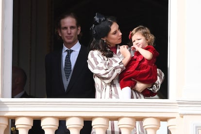 Andrea Casiraghi, Tatiana Santo Domingo y su hija India Casiraghi. Este es el primer acto oficial al que acude la pequeña.